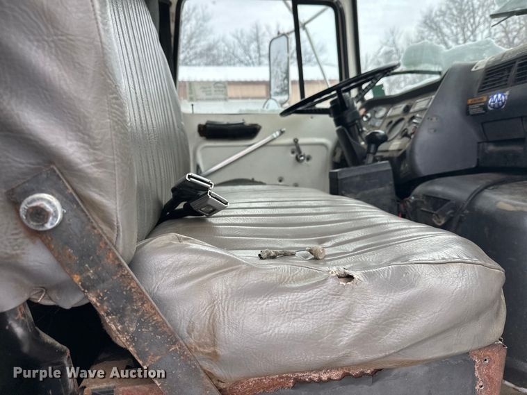 image for item DT6459 1995 Ford LNT8000 refuse truck