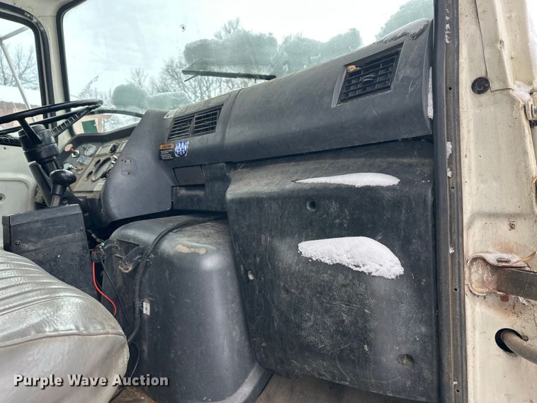 image for item DT6459 1995 Ford LNT8000 refuse truck