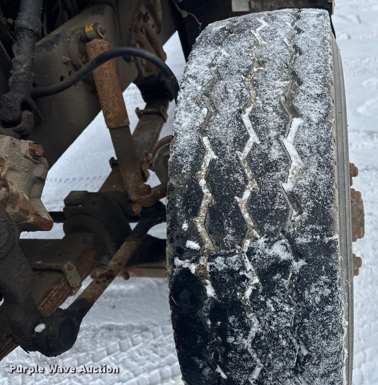 image for item DT6459 1995 Ford LNT8000 refuse truck