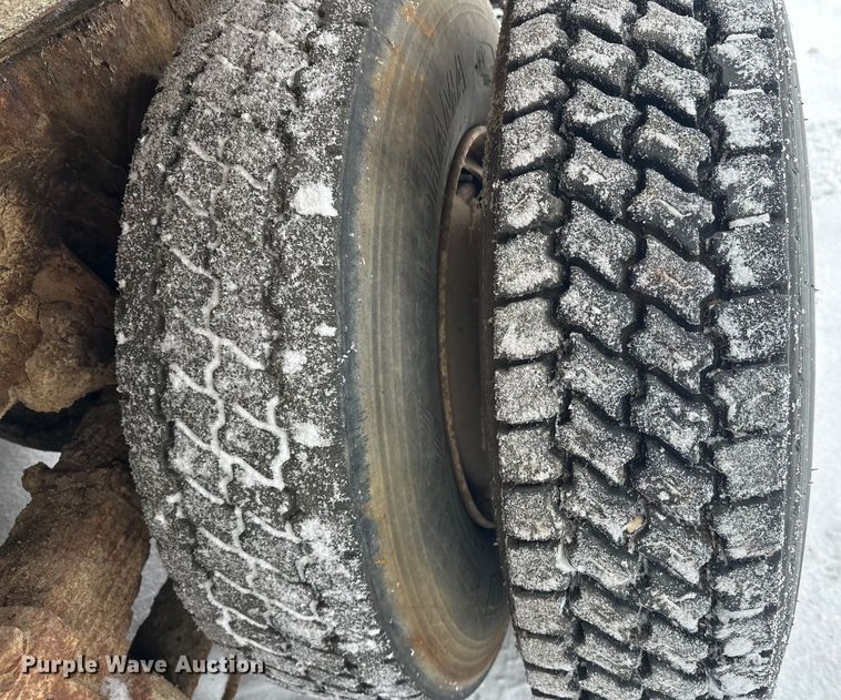 image for item DT6459 1995 Ford LNT8000 refuse truck