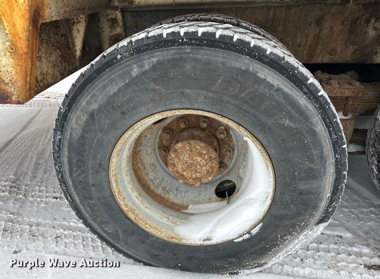 image for item DT6459 1995 Ford LNT8000 refuse truck