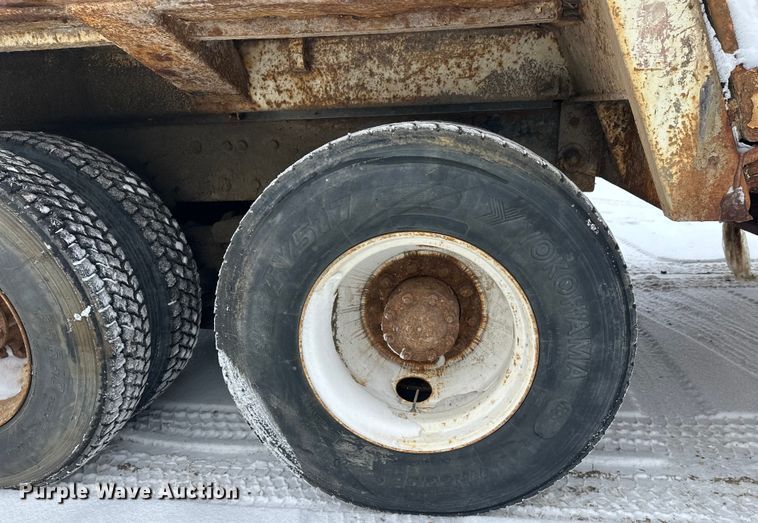 image for item DT6459 1995 Ford LNT8000 refuse truck