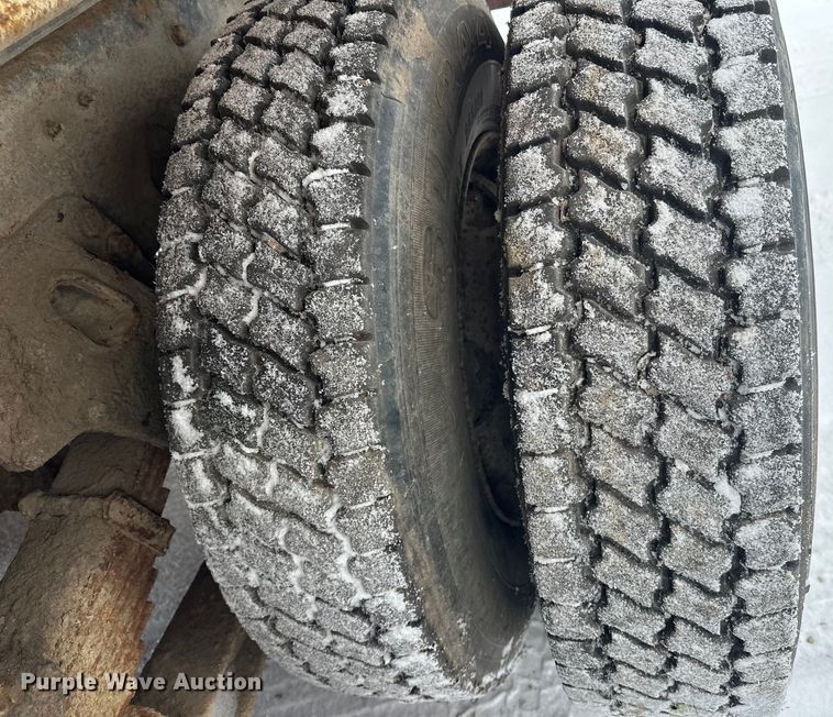 image for item DT6459 1995 Ford LNT8000 refuse truck