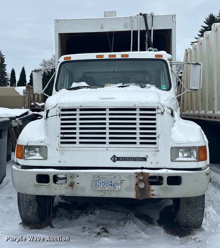 image for item DT6460 1997 International 4900 refuse truck