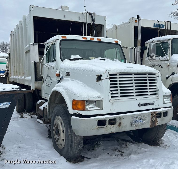 image for item DT6460 1997 International 4900 refuse truck