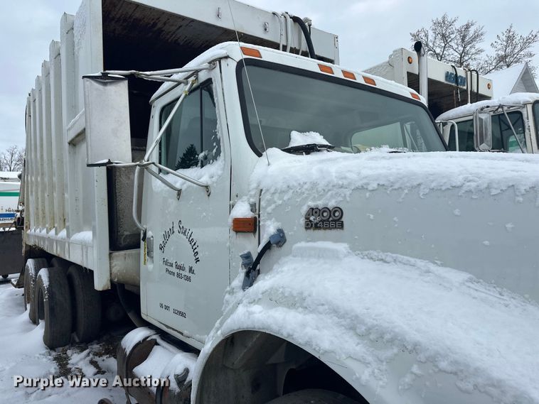 image for item DT6460 1997 International 4900 refuse truck