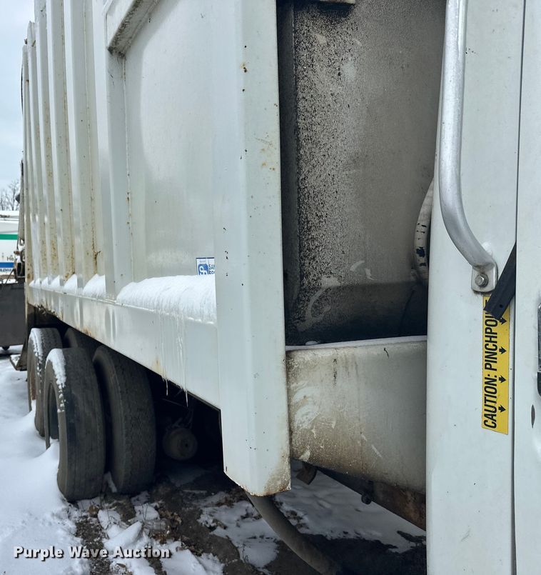 image for item DT6460 1997 International 4900 refuse truck