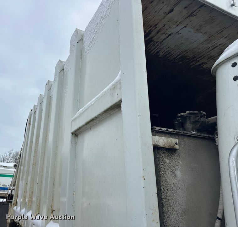 image for item DT6460 1997 International 4900 refuse truck