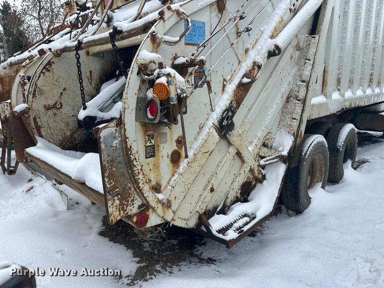 image for item DT6460 1997 International 4900 refuse truck