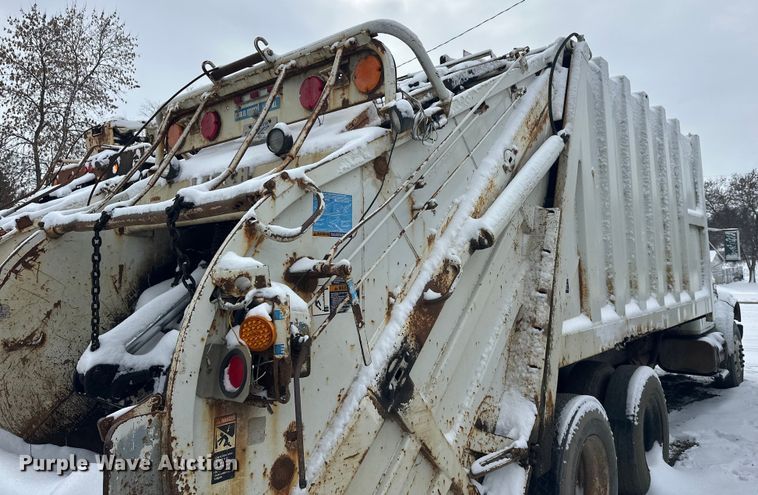 image for item DT6460 1997 International 4900 refuse truck