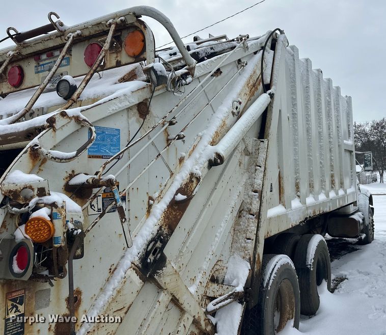 image for item DT6460 1997 International 4900 refuse truck