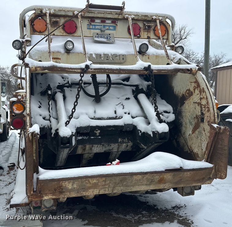 image for item DT6460 1997 International 4900 refuse truck