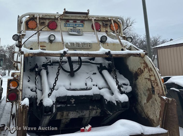 image for item DT6460 1997 International 4900 refuse truck