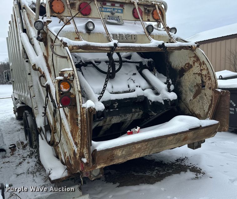 image for item DT6460 1997 International 4900 refuse truck