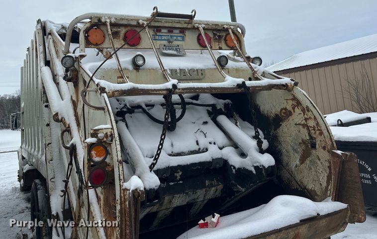 image for item DT6460 1997 International 4900 refuse truck