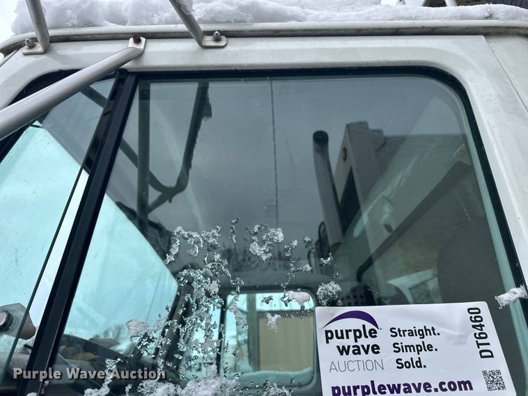 image for item DT6460 1997 International 4900 refuse truck