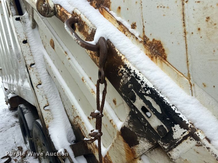 image for item DT6460 1997 International 4900 refuse truck