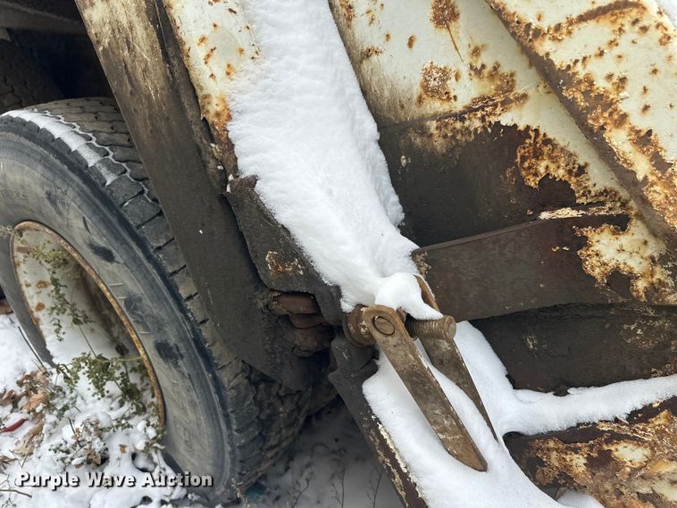 image for item DT6460 1997 International 4900 refuse truck