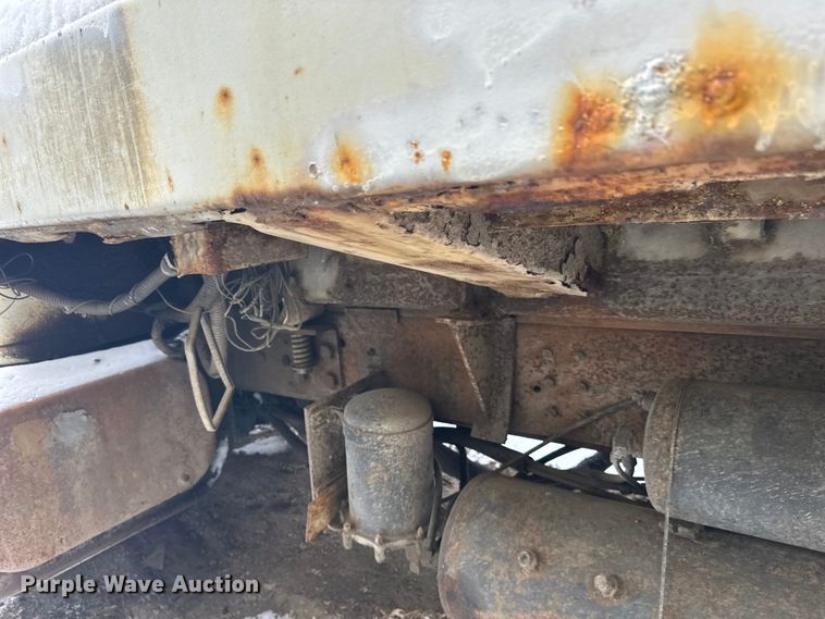 image for item DT6460 1997 International 4900 refuse truck