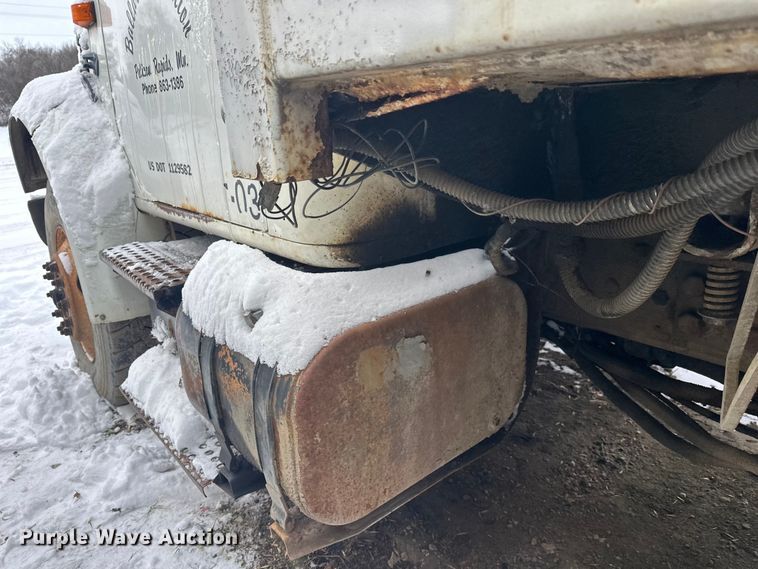 image for item DT6460 1997 International 4900 refuse truck