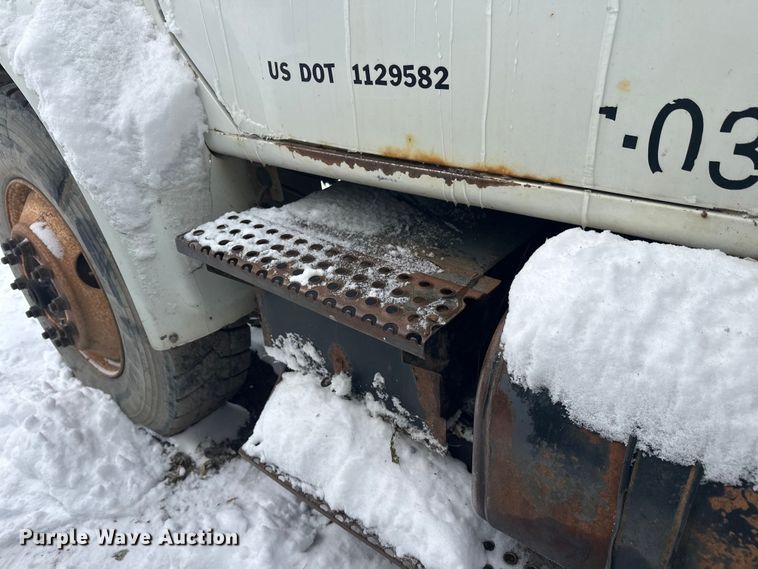 image for item DT6460 1997 International 4900 refuse truck