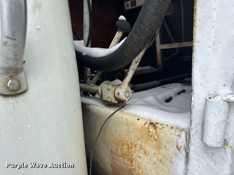 image for item DT6460 1997 International 4900 refuse truck