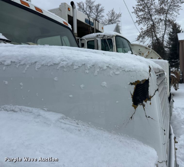 image for item DT6460 1997 International 4900 refuse truck