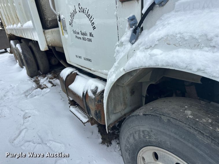 image for item DT6460 1997 International 4900 refuse truck