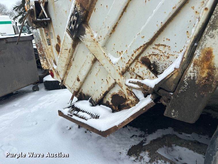 image for item DT6460 1997 International 4900 refuse truck