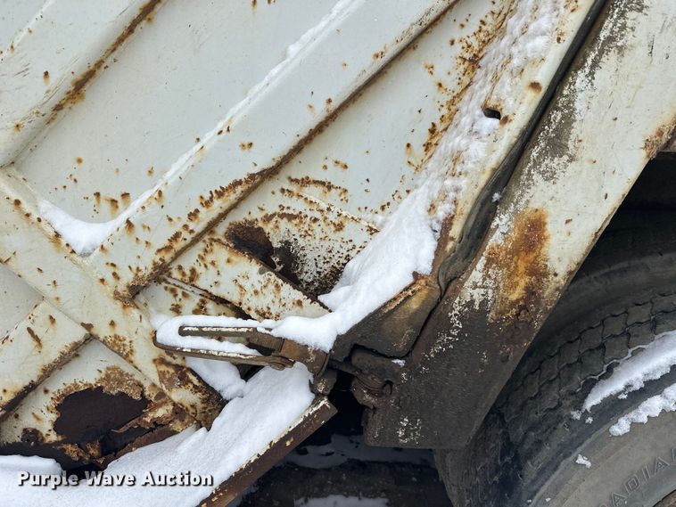 image for item DT6460 1997 International 4900 refuse truck