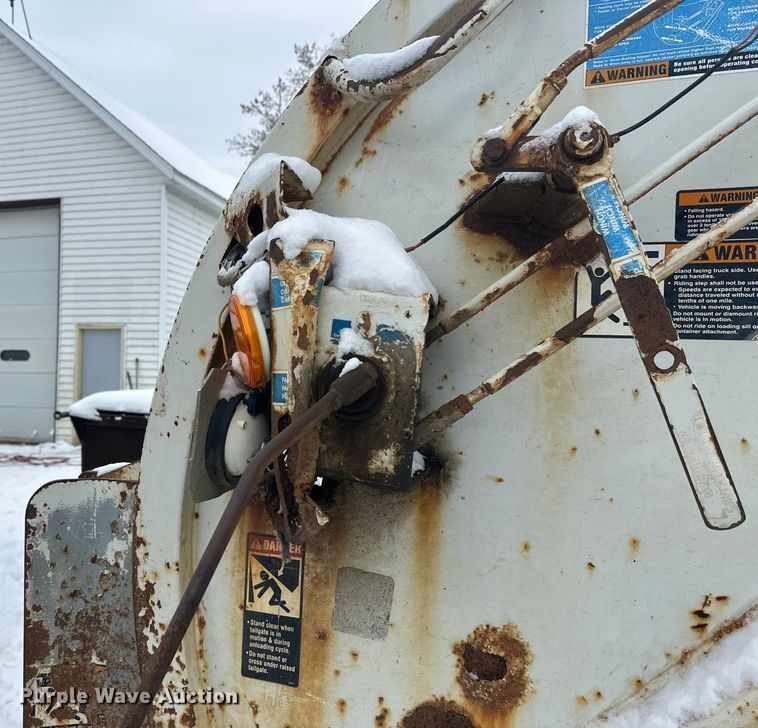 image for item DT6460 1997 International 4900 refuse truck