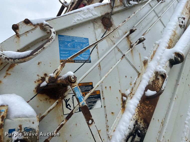 image for item DT6460 1997 International 4900 refuse truck