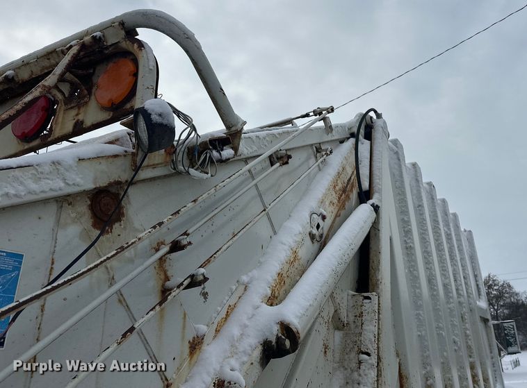 image for item DT6460 1997 International 4900 refuse truck