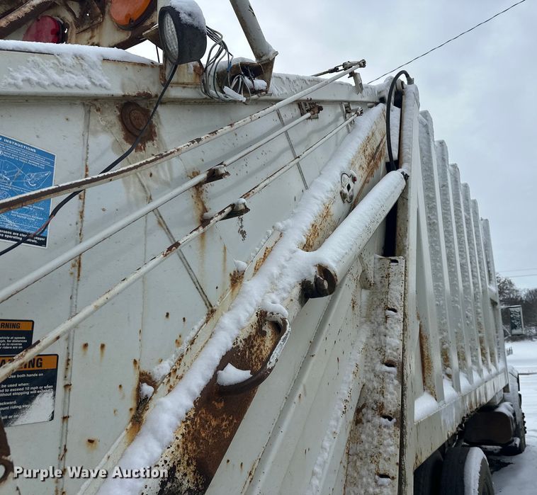 image for item DT6460 1997 International 4900 refuse truck