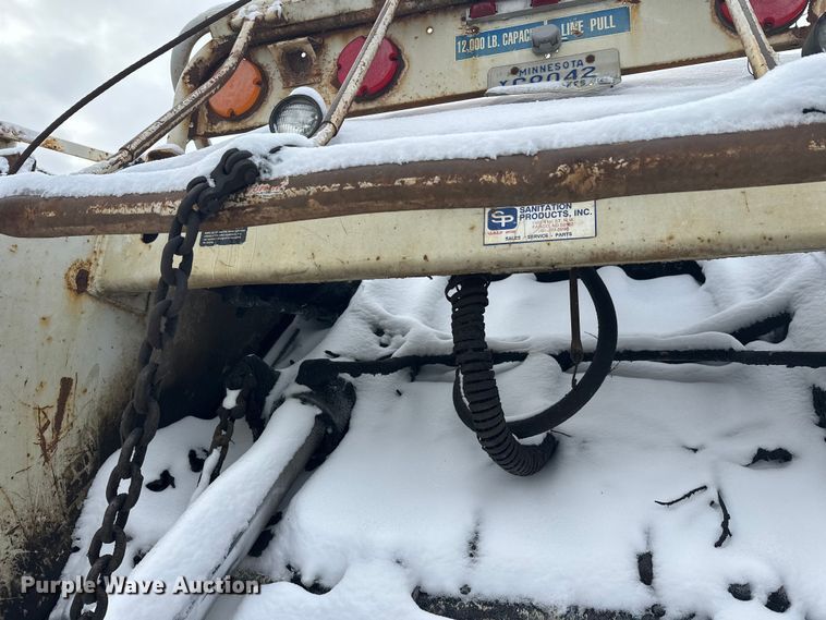 image for item DT6460 1997 International 4900 refuse truck