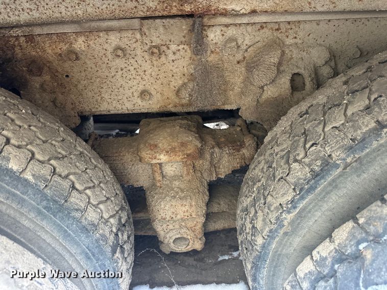 image for item DT6460 1997 International 4900 refuse truck