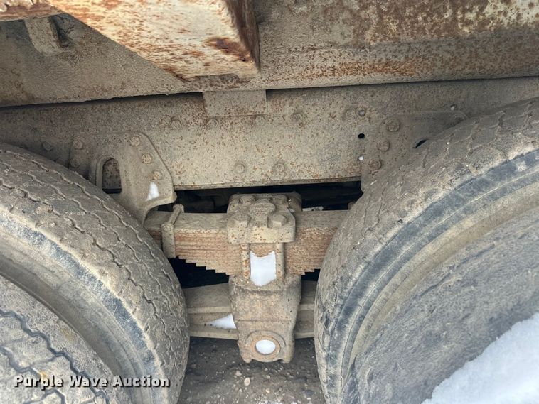 image for item DT6460 1997 International 4900 refuse truck