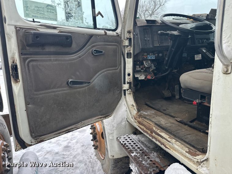 image for item DT6460 1997 International 4900 refuse truck