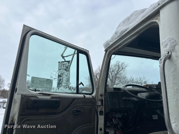 image for item DT6460 1997 International 4900 refuse truck