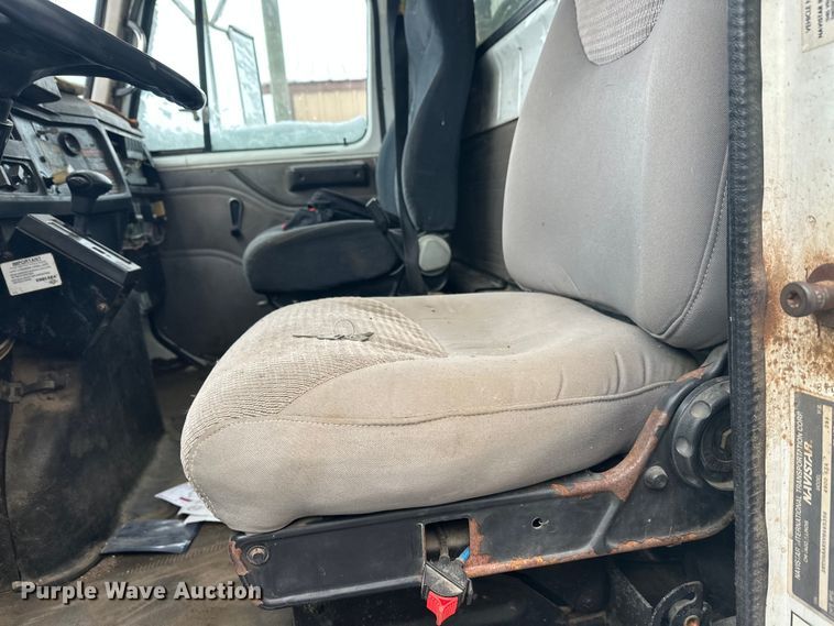 image for item DT6460 1997 International 4900 refuse truck