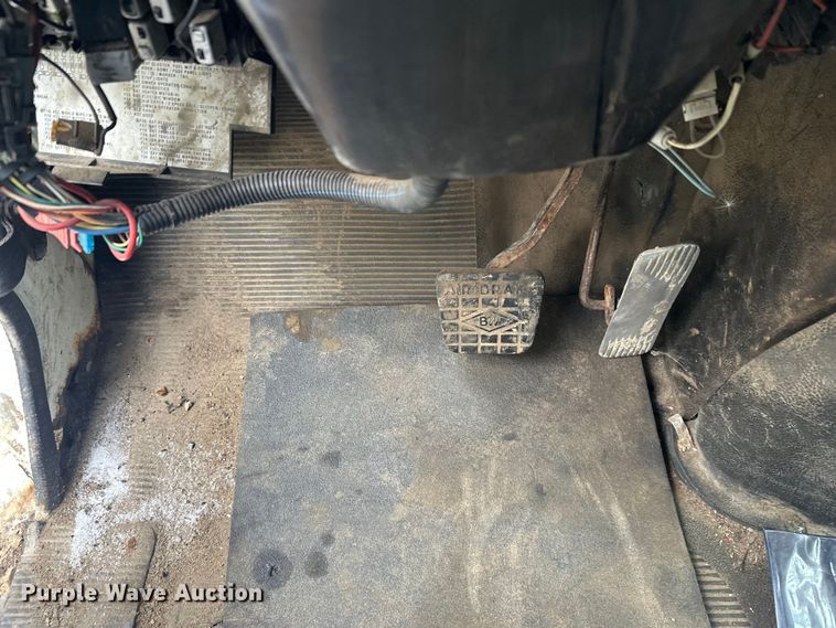 image for item DT6460 1997 International 4900 refuse truck