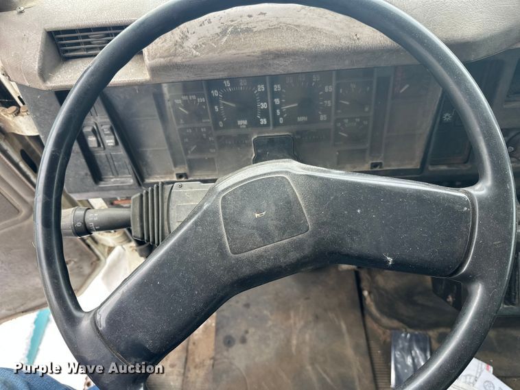 image for item DT6460 1997 International 4900 refuse truck