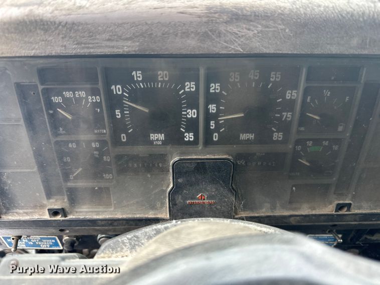 image for item DT6460 1997 International 4900 refuse truck