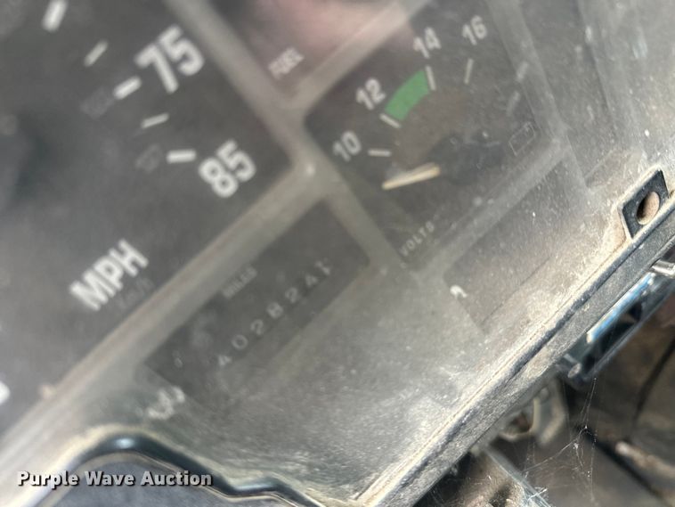 image for item DT6460 1997 International 4900 refuse truck