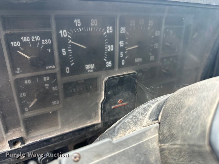 image for item DT6460 1997 International 4900 refuse truck