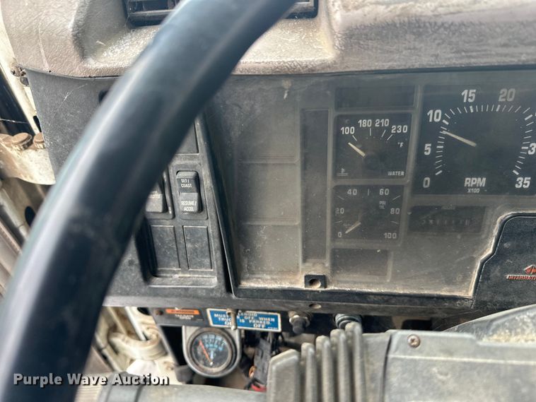 image for item DT6460 1997 International 4900 refuse truck