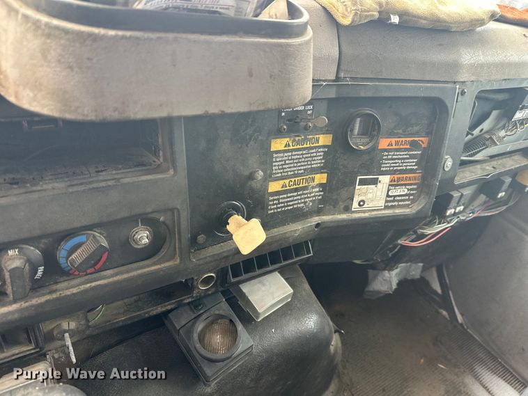 image for item DT6460 1997 International 4900 refuse truck