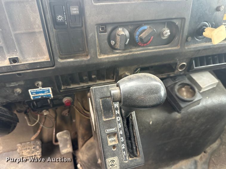 image for item DT6460 1997 International 4900 refuse truck