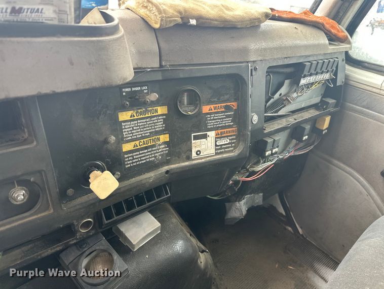 image for item DT6460 1997 International 4900 refuse truck