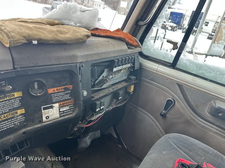 image for item DT6460 1997 International 4900 refuse truck